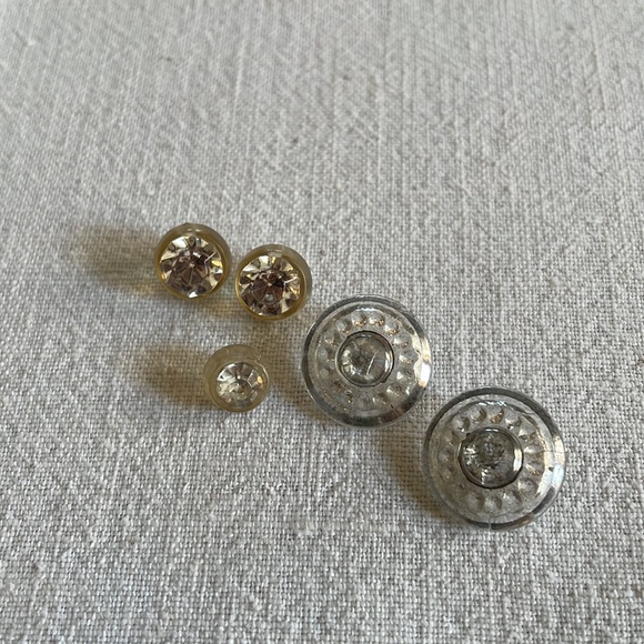 Assortment of vintage clear glass and plastic buttons - Picture 4 of 16